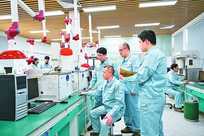 矢志創(chuàng)新攀高峰——揚子石化聚烯烴新材料研發(fā)團隊 以甘奉獻、不勝不休的誓言勇?lián)夹g(shù)攻關(guān)使命